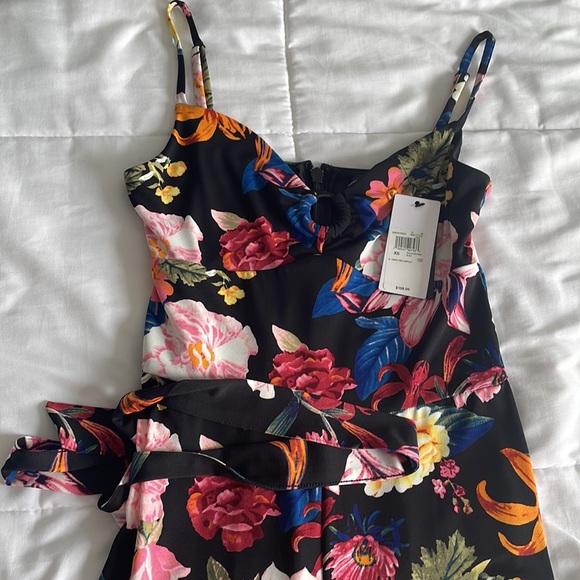 New with Tag. Guess Jumpsuit Size XS - Picture 7 of 9